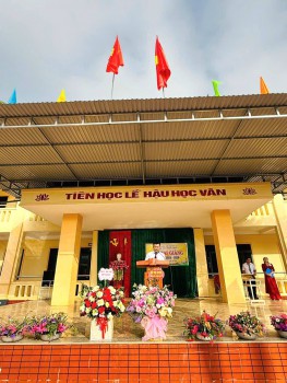 Đ/c Phan Văn Phùng - Bí thư chi bộ - Hiệu trưởng nhà trường đọc diển văn khai giảng năm học 2025 - 2026