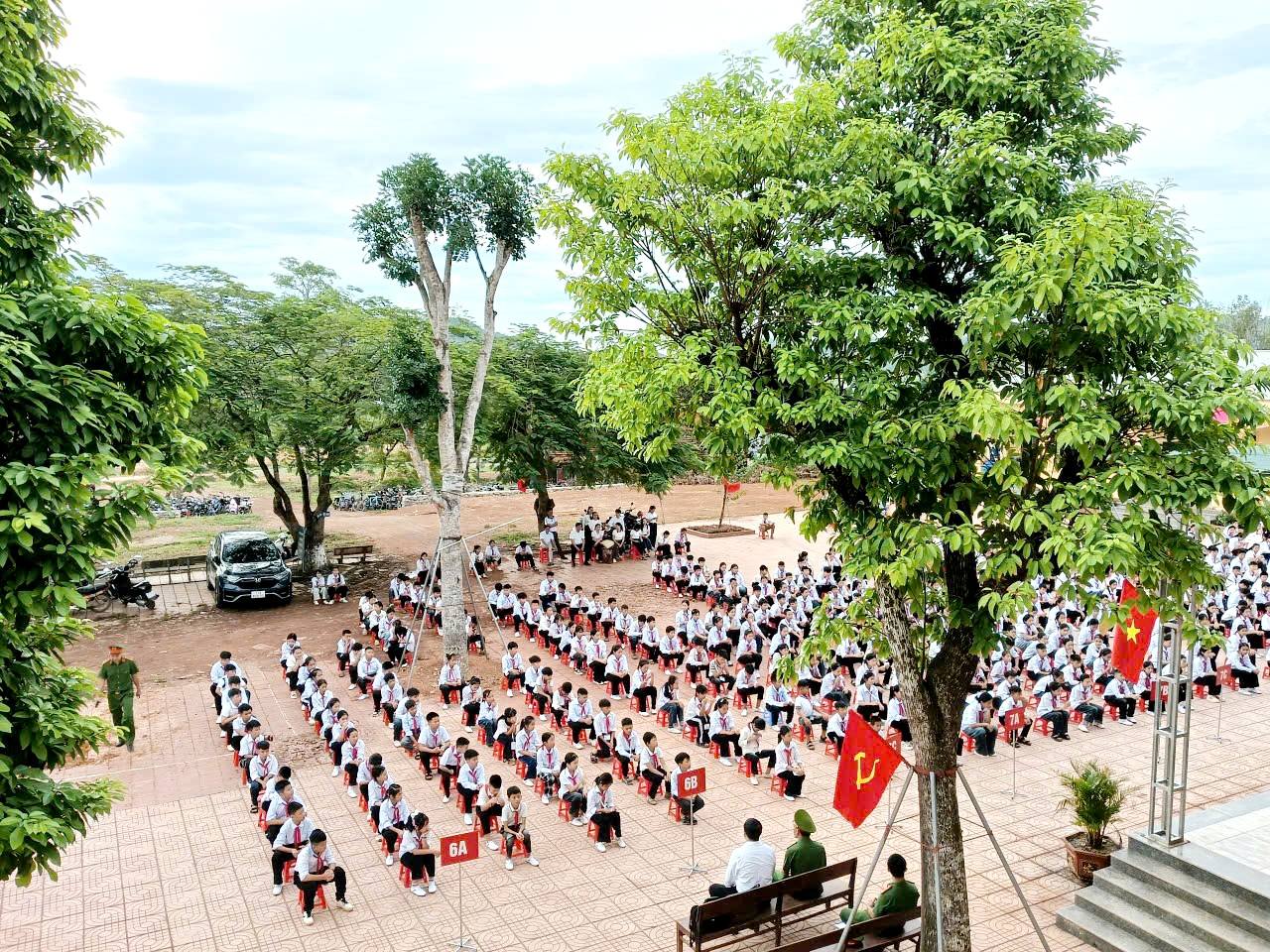 TUYÊN TRUYỀN PHỔ BIẾN PHÁP LUẬT ATGT CHO HỌC SINH THCS VÀ AN NINH MẠNG